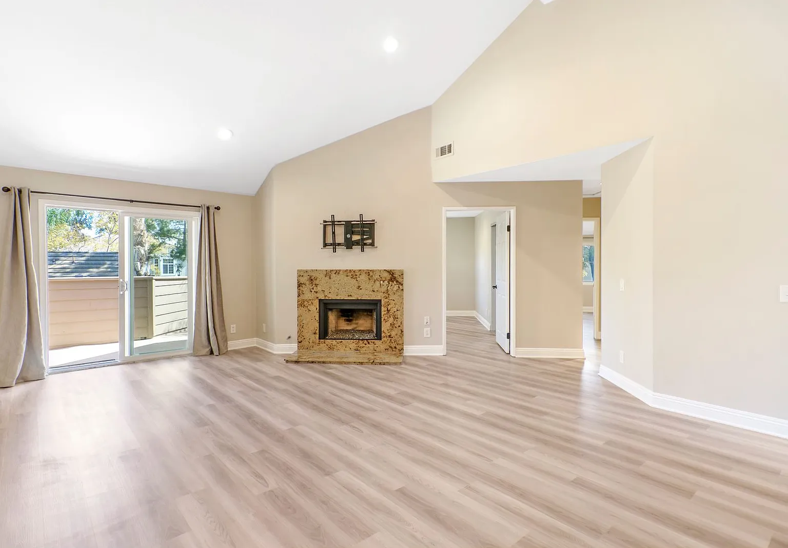 2 Bedroom Condo - Laguna Hills! — Photo 4