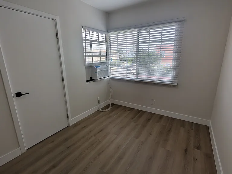 2901 Kenwood Ave #3 — Photo 10