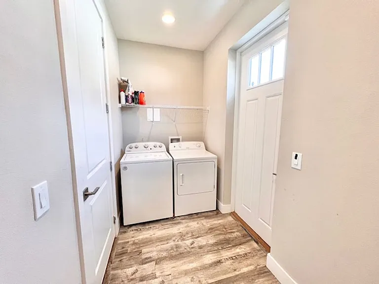 907 Randall St — Photo 8