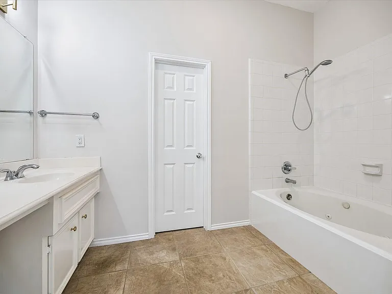 1800 W Webster St — Photo 14