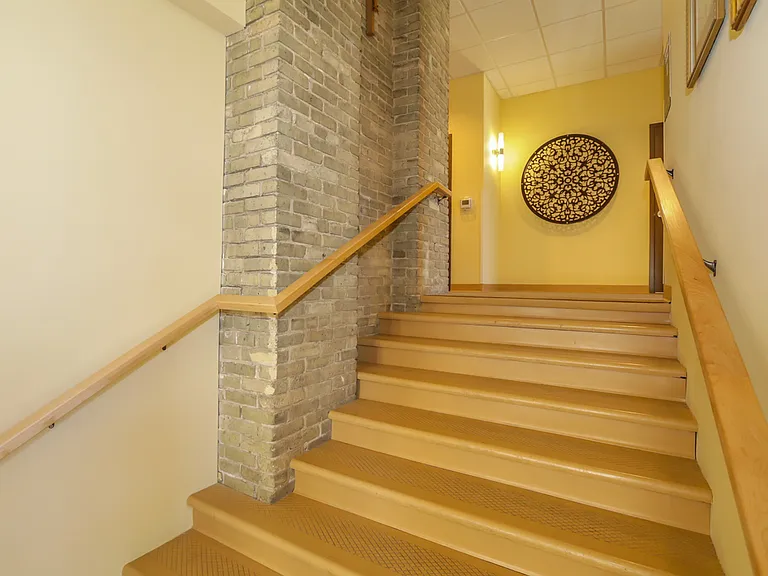 142 W Johnson St — Photo 29