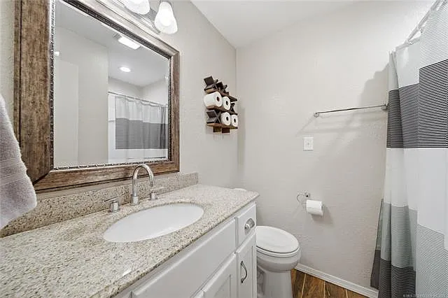 1112 W Queens Pl — Photo 8