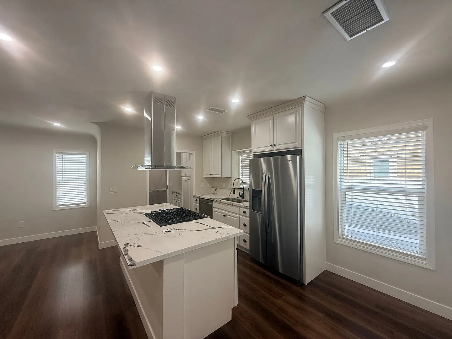 3 bedroom home in a great neighborhood in Riverside — Photo 4