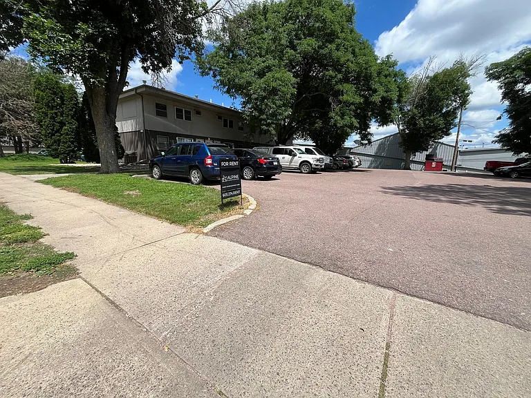 2332 S Duluth Ave — Photo 19