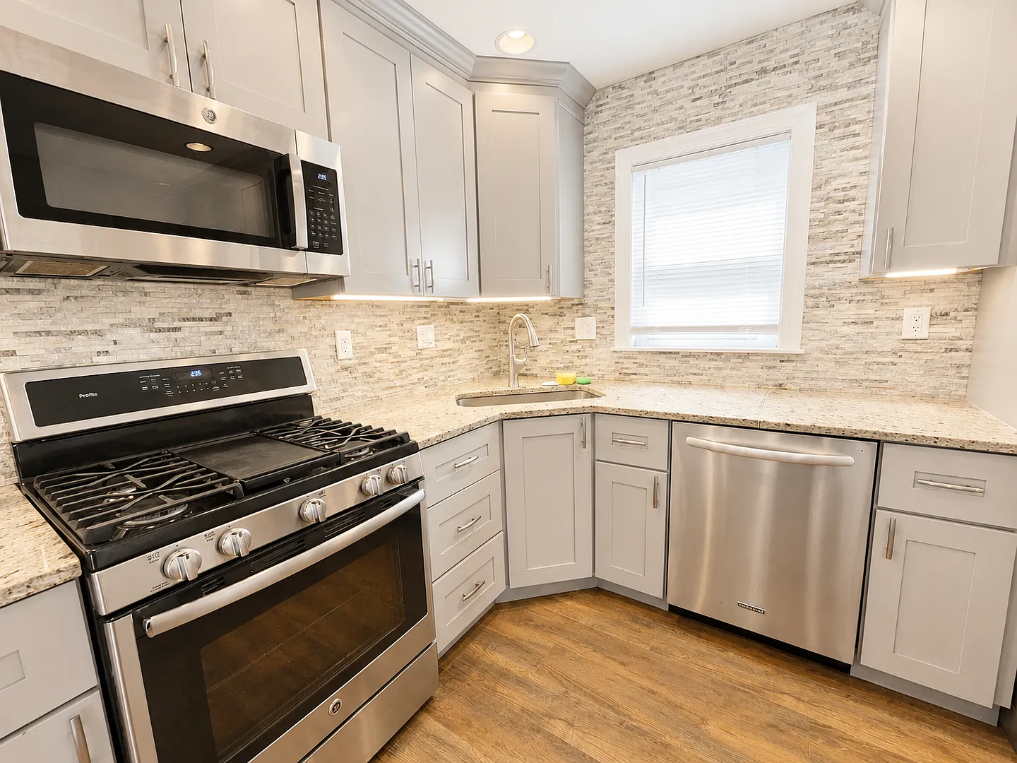 Stunning 3 Bed, 2.5 Bath Retreat - Available Now! — Photo 4