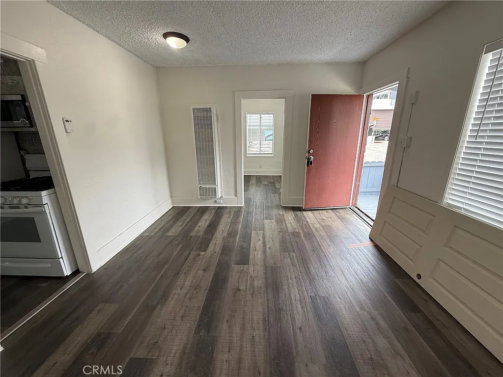 2 bed, 896 sqft, $3,950 — Photo 2