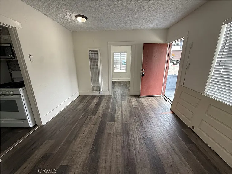 1053 Loma Dr — Photo 2