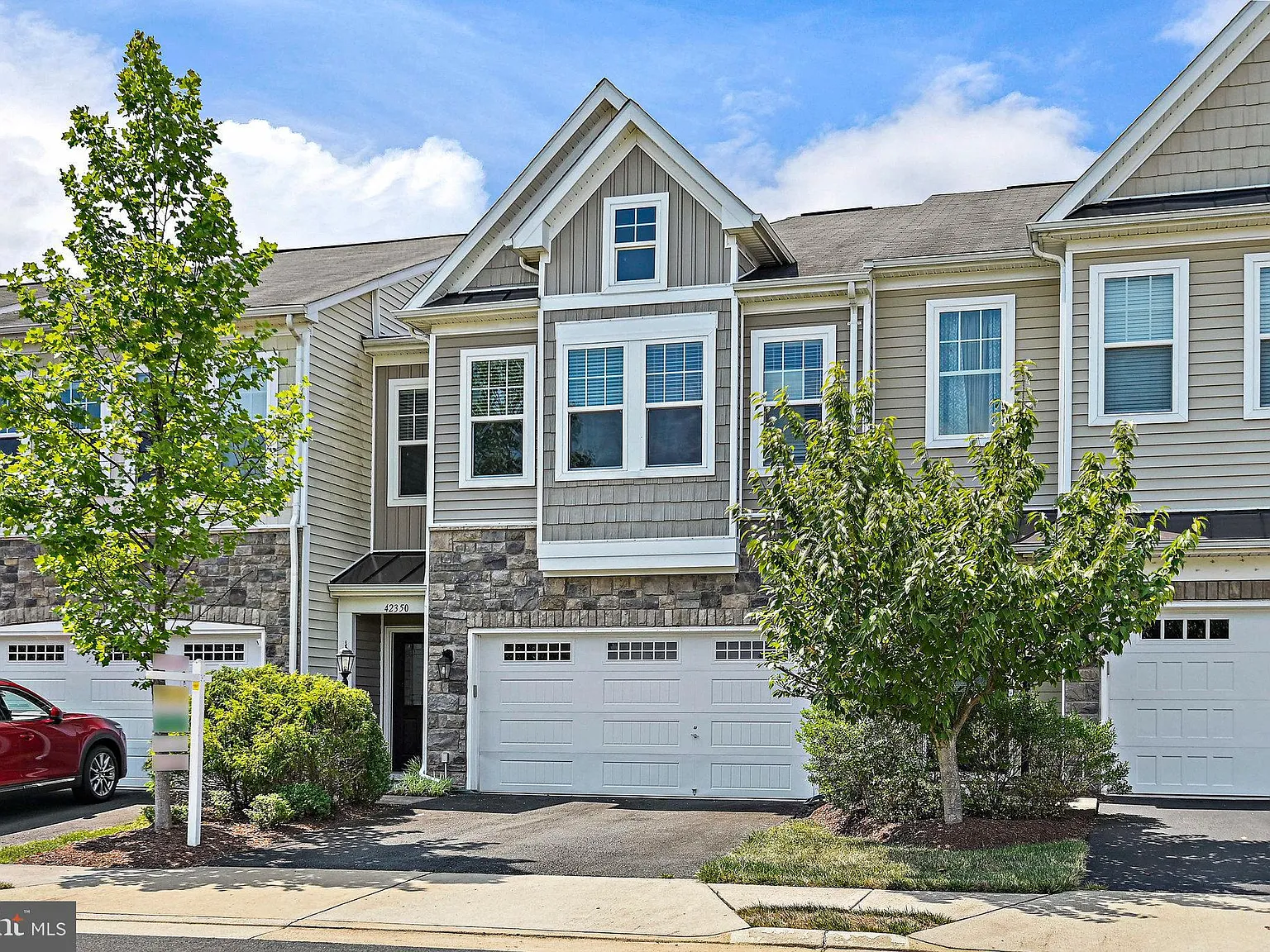 3 bed, 2.5 bath, 2191 sqft, $3,650 — Photo 2