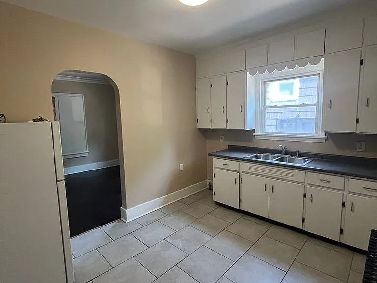 380 Seneca Ave — Photo 2