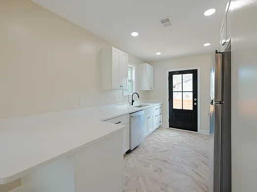 1405 Holt St — Photo 7