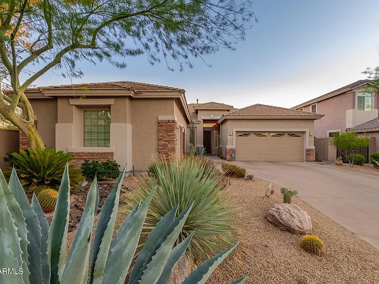 3103 W Sentinel Rock Rd — Photo 1