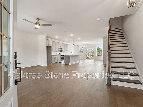 4th image of 634 Oakleaf Grove Ln