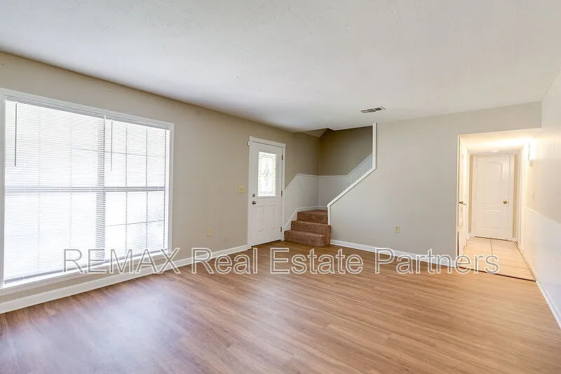 4 bed, 2.0 bath, 2100 sqft, $1,600 — Photo 4