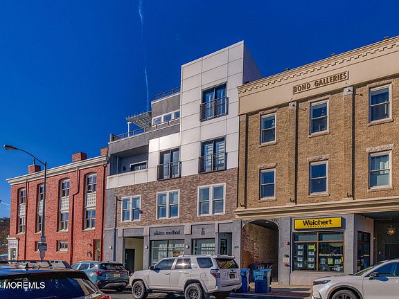 3rd image of 209 Bond St Unit 3