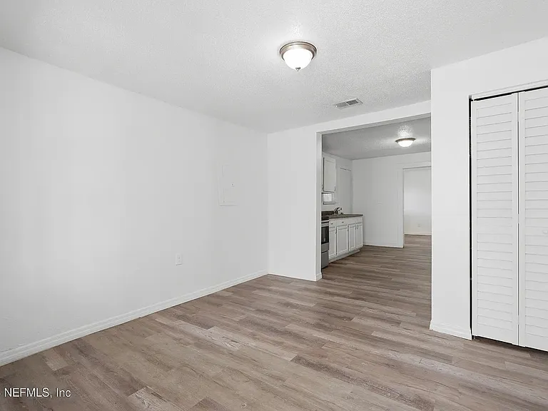 859 W 28th St — Photo 14