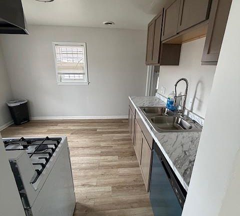 5th image of 3887 Moore Ave