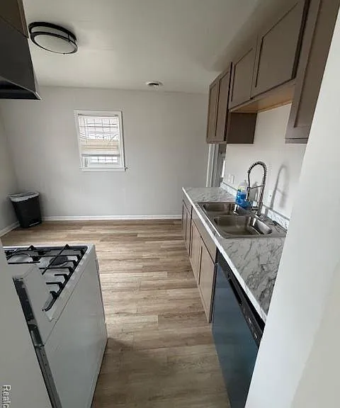 3887 Moore Ave — Photo 5