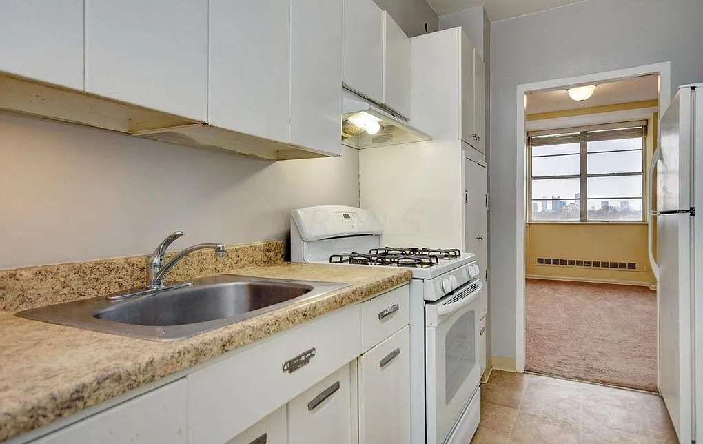 1 bed, 858 sqft, $1,350 — Photo 4