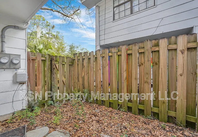 2220 E Victory Dr #24 — Photo 20