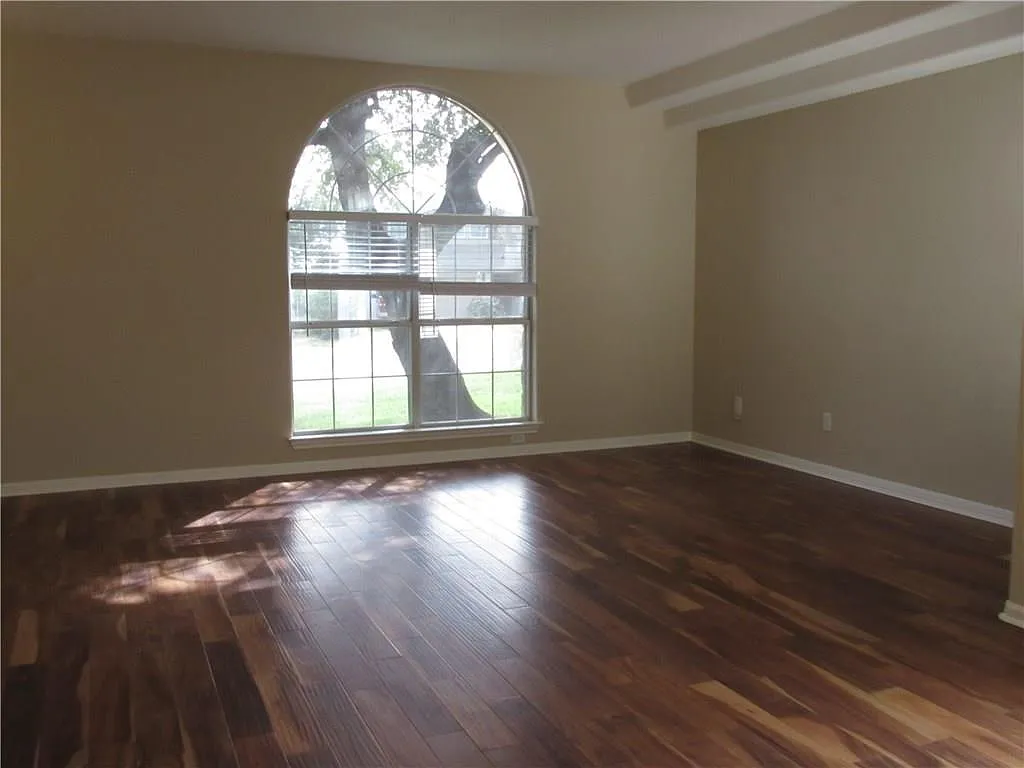 3 bed, 2.0 bath, 1779 sqft, $1,800 — Photo 2