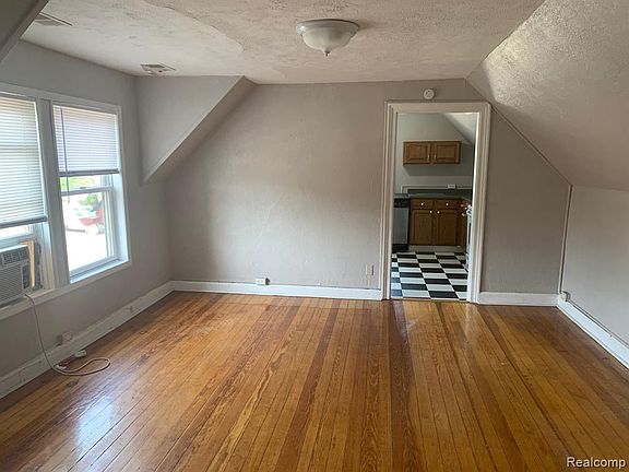 5th image of 6 N Lapeer St E