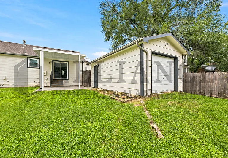 516 N Lakeside Dr — Photo 8