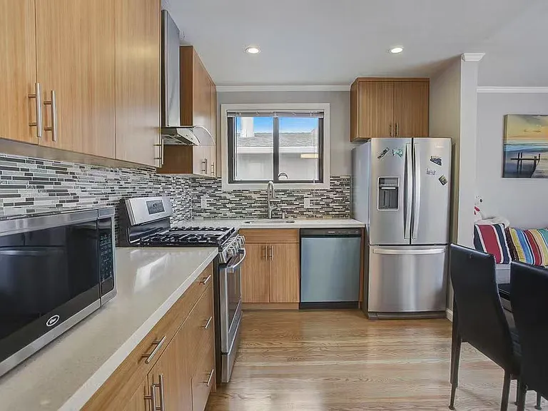 184 Canterbury Ave — Photo 7