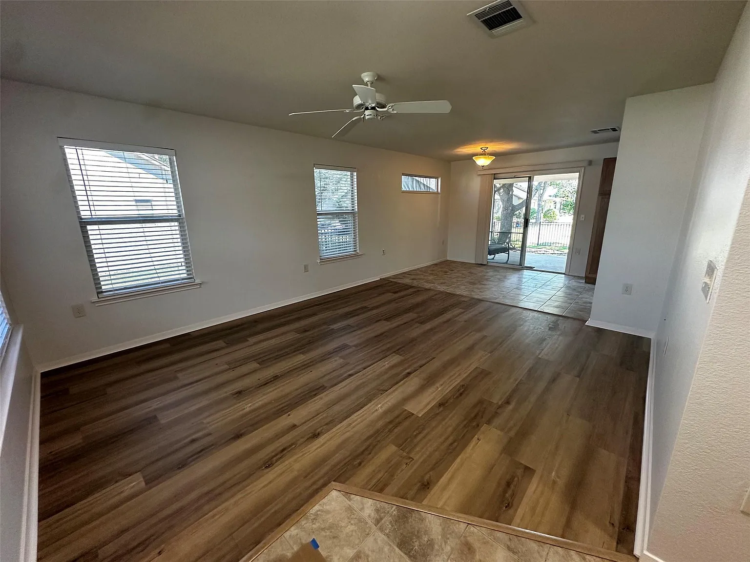 2 bed, 1.0 bath, 935 sqft, $2,000 — Photo 3