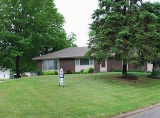 1411 Crossbow Dr, Saint Joseph, MO 64506