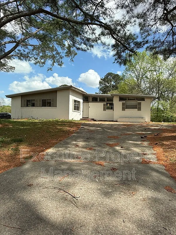 4 bed, 2.0 bath, 1317 sqft, $1,300 — Photo 1