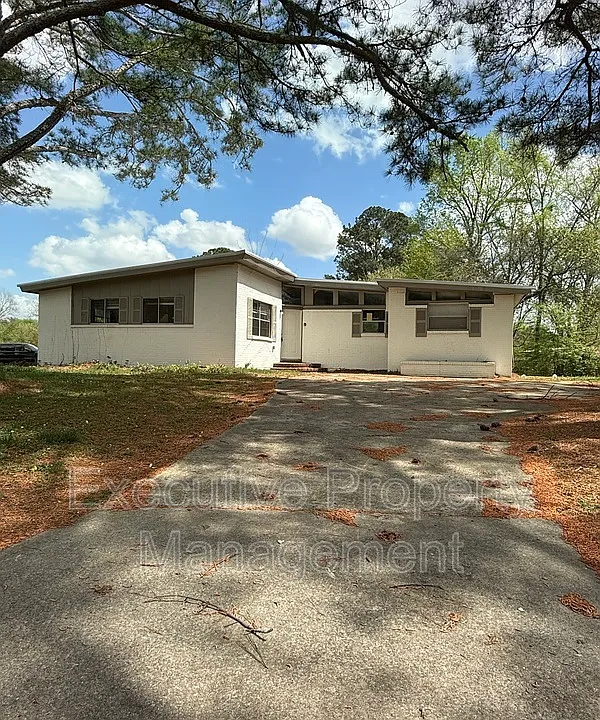 913 Daniel Cir
