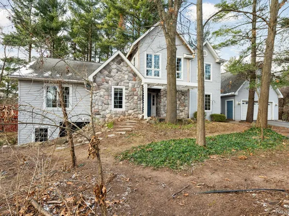 7811 N Kilkenny Dr, Brighton, MI 48116