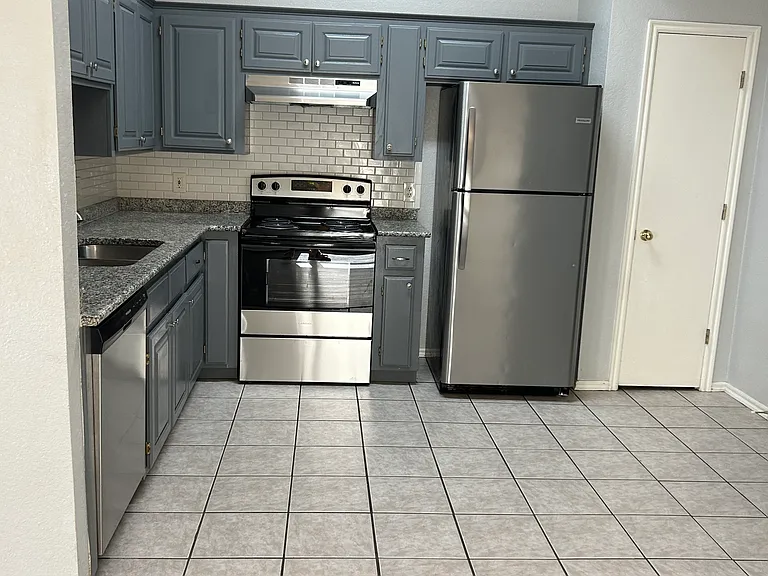 4016 Potomac Dr — Photo 8