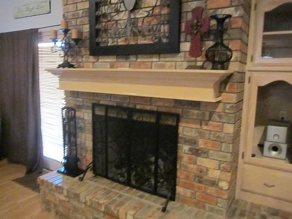 Living Room-Fireplace 