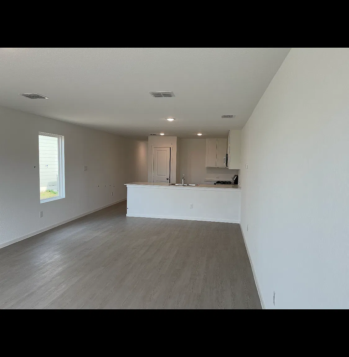 3 bed, 1402 sqft, $1,800 — Photo 1