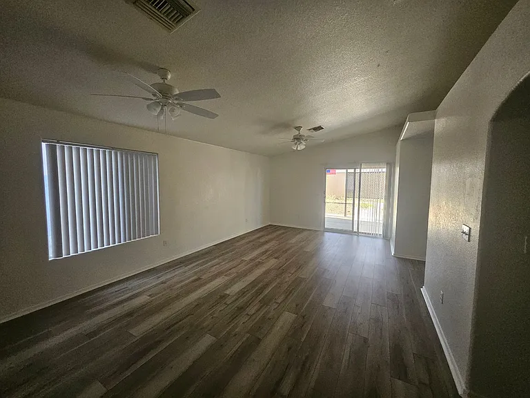 902 Riverfront Dr — Photo 3