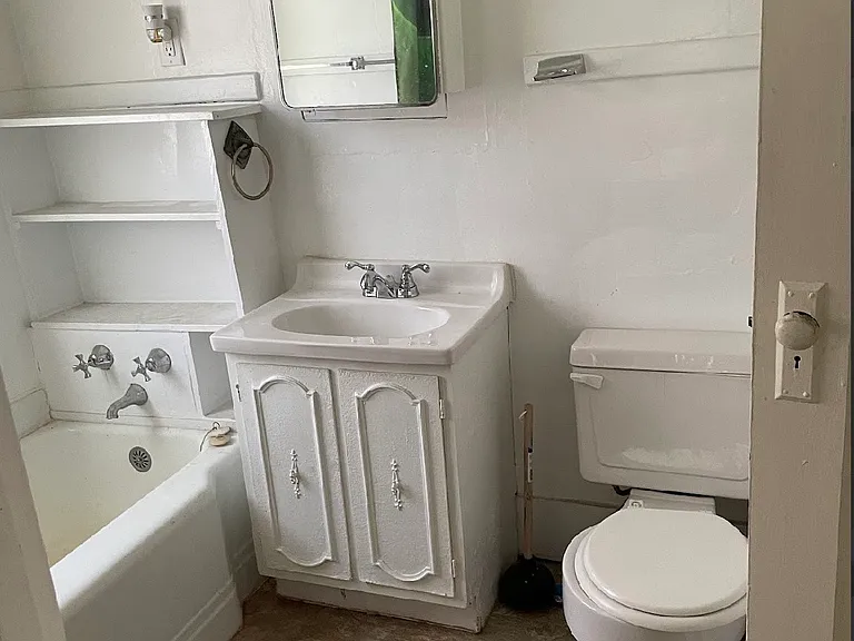 1729 N Woodford St — Photo 3