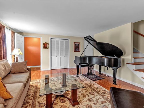 3rd image of 75 Sundridge Dr
