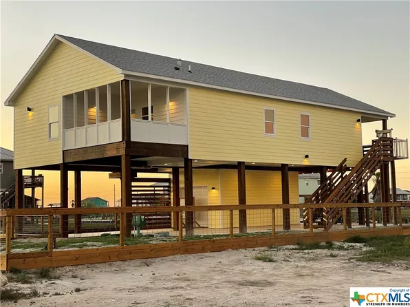 211 Sailfish Dr, Rockport, TX 78382