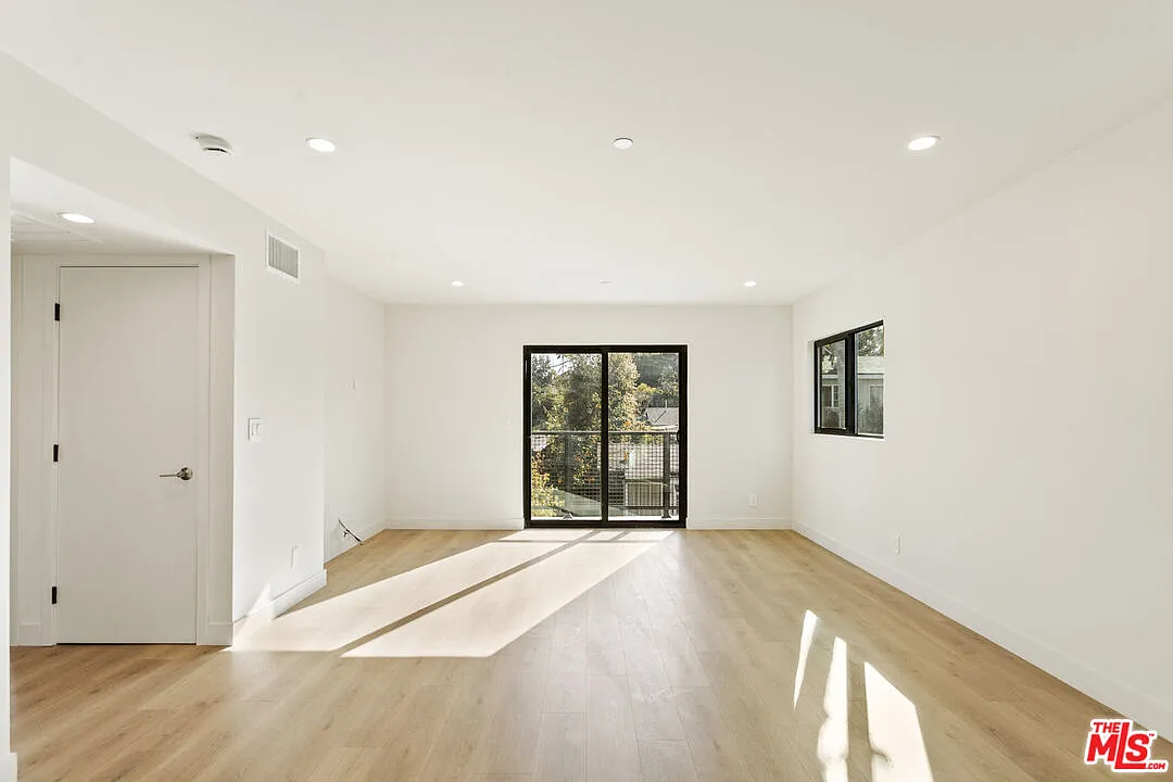 2 bed, 1011 sqft, $3,757 — Photo 4