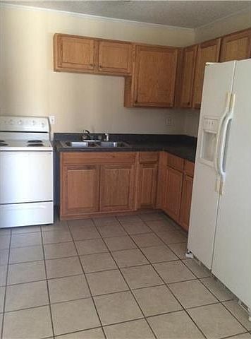 2nd image of 2946 Camellia Dr #B