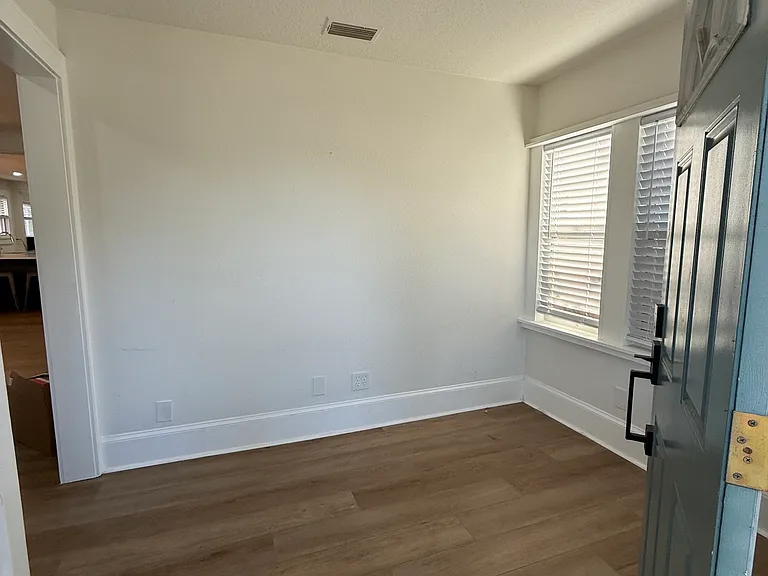 4624 Iris St N — Photo 2