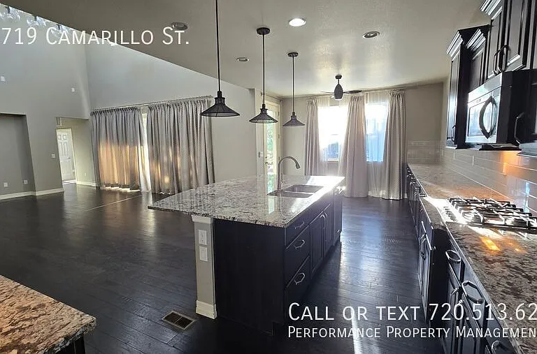 11719 Camarillo St — Photo 4