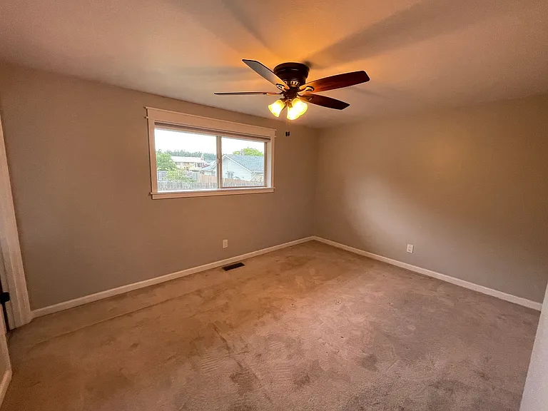 580 SW 3rd Ave — Photo 12