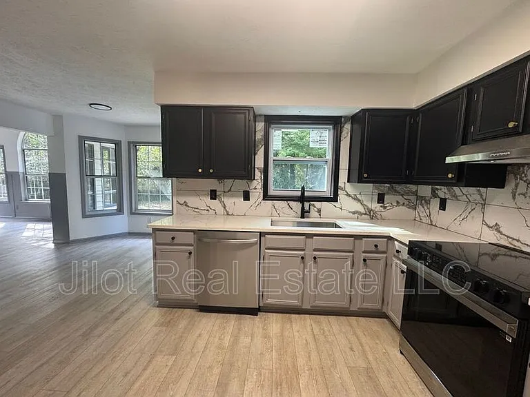 63 Lakeview Ln — Photo 4
