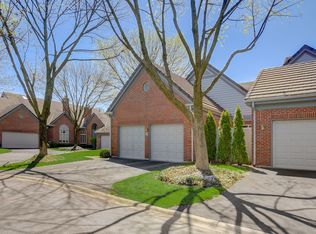 6 Southgate Ct, Burr Ridge, IL 60527