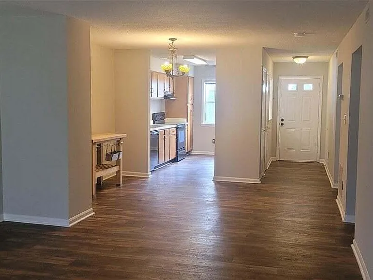 131 Kingsbury Dr — Photo 2