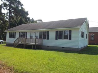 576 Comfort Rd, Richlands, NC 28574