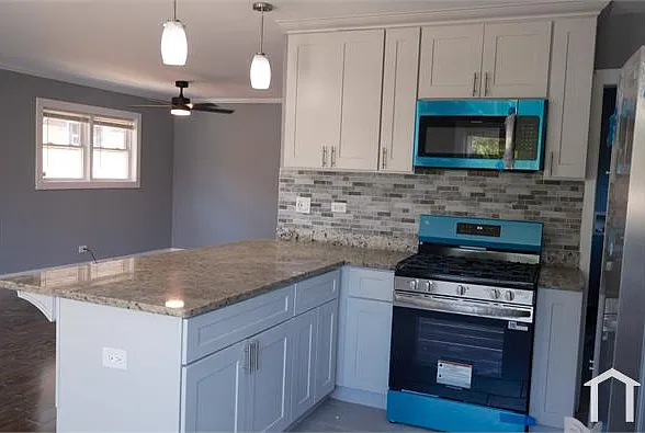 10235 S Oglesby Ave — Photo 6