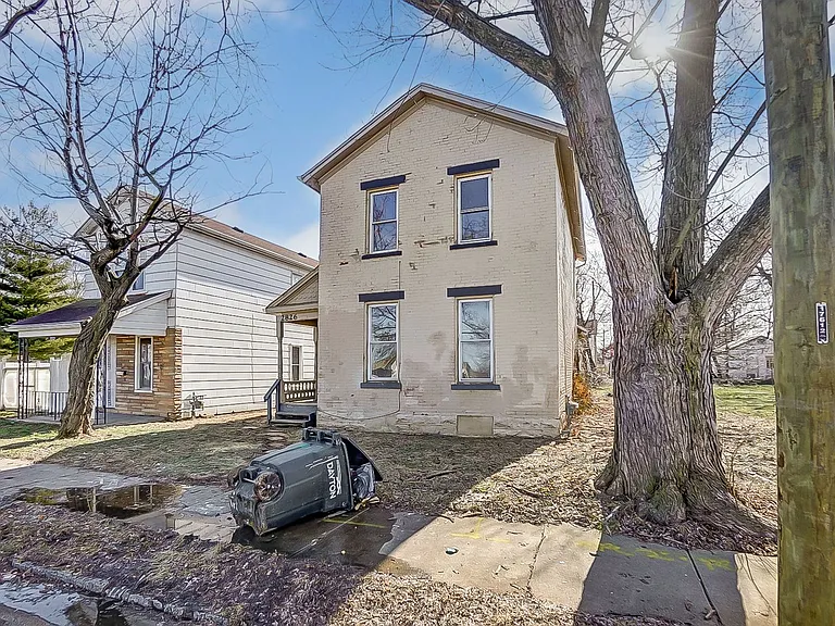 2826 E 2nd St — Photo 2